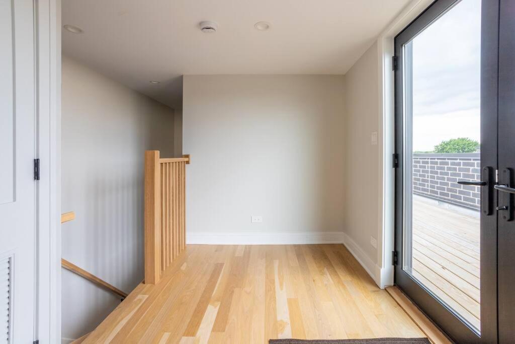 Large 2-bedroom With Huge Roof Deck View Of Skyline Apartment Chicago