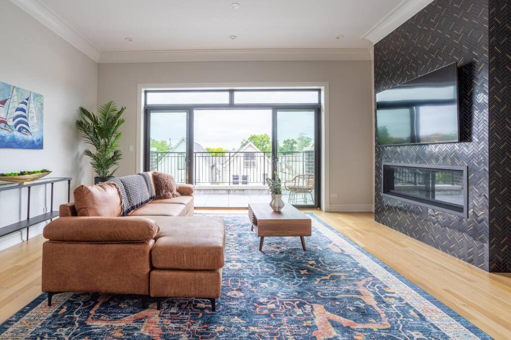 Large 2-bedroom With Huge Roof Deck View Of Skyline * Chicago