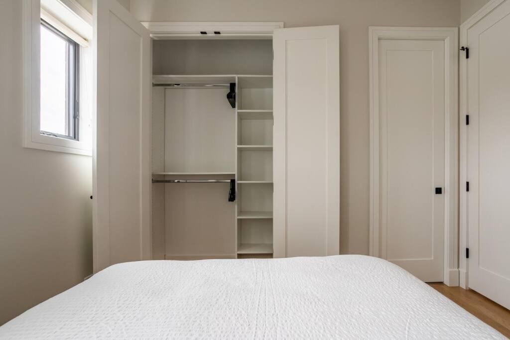 Large 2-bedroom With Huge Roof Deck View Of Skyline Apartment *