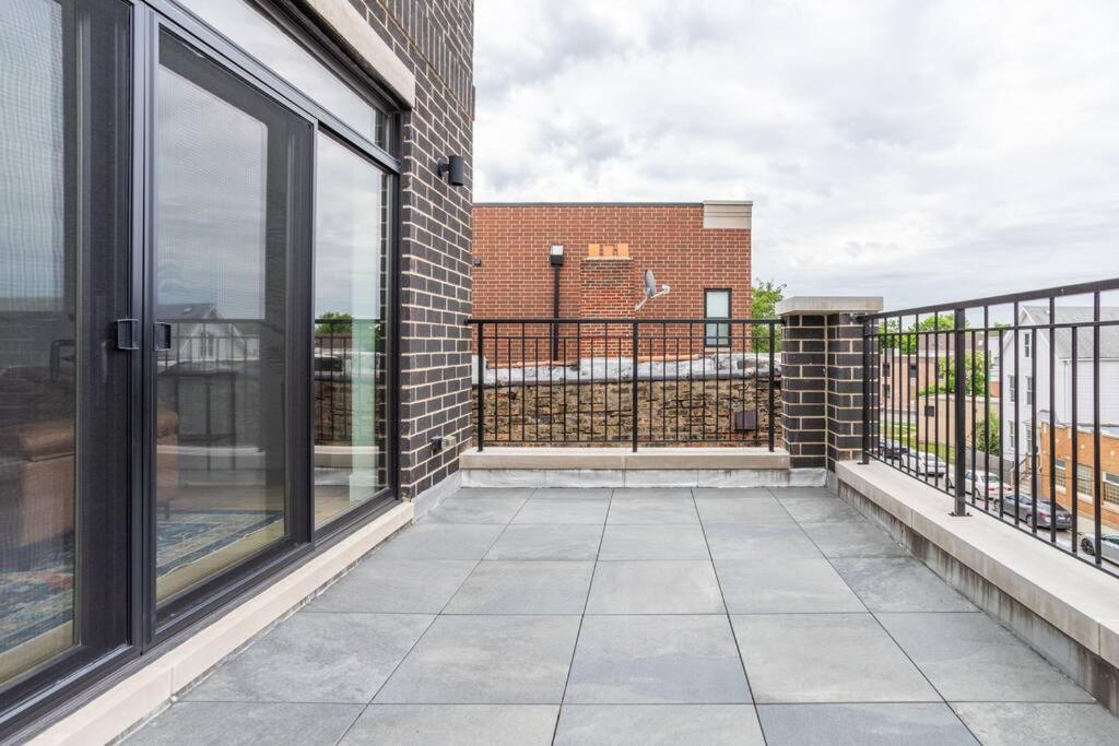 Large 2-bedroom With Huge Roof Deck View Of Skyline Apartment *