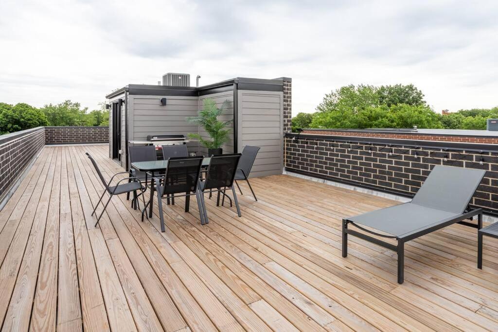 Large 2-bedroom With Huge Roof Deck View Of Skyline Apartment