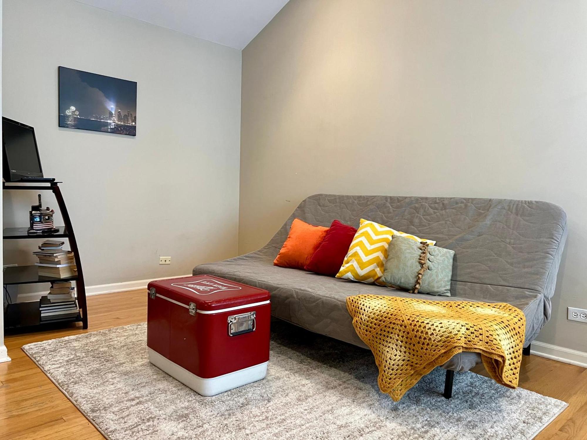 Holiday home 4 Bedroom In Location Parking Fireplace Back Yard Pets Welcome Chicago