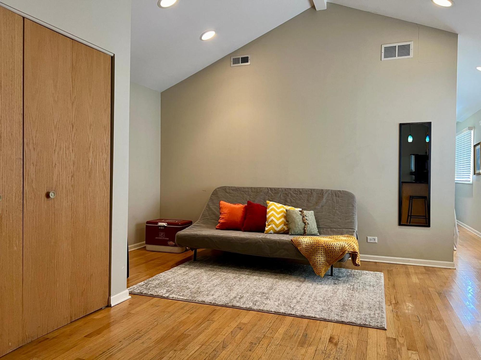 4 Bedroom In Location Parking Fireplace Back Yard Pets Welcome Chicago