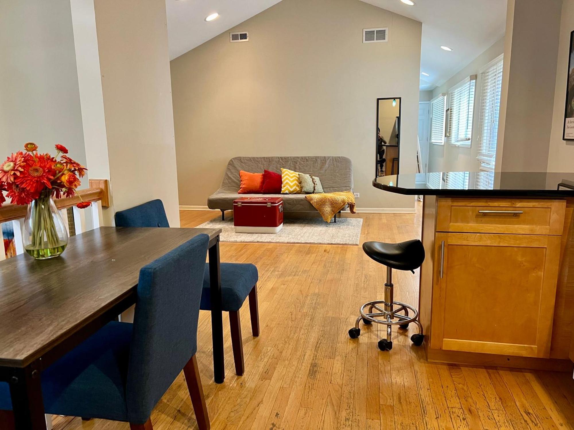 4 Bedroom In Location Parking Fireplace Back Yard Pets Welcome Chicago