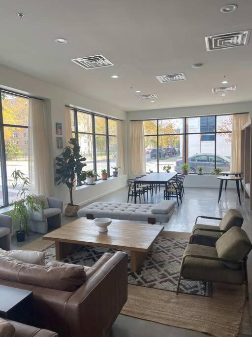 Private With Share Livingroom And Kitchen In Pilsen Apartment