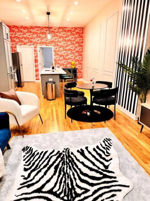 Chic Safari Haven - 2 Bd\2 Ba - Sleeps 8 *
