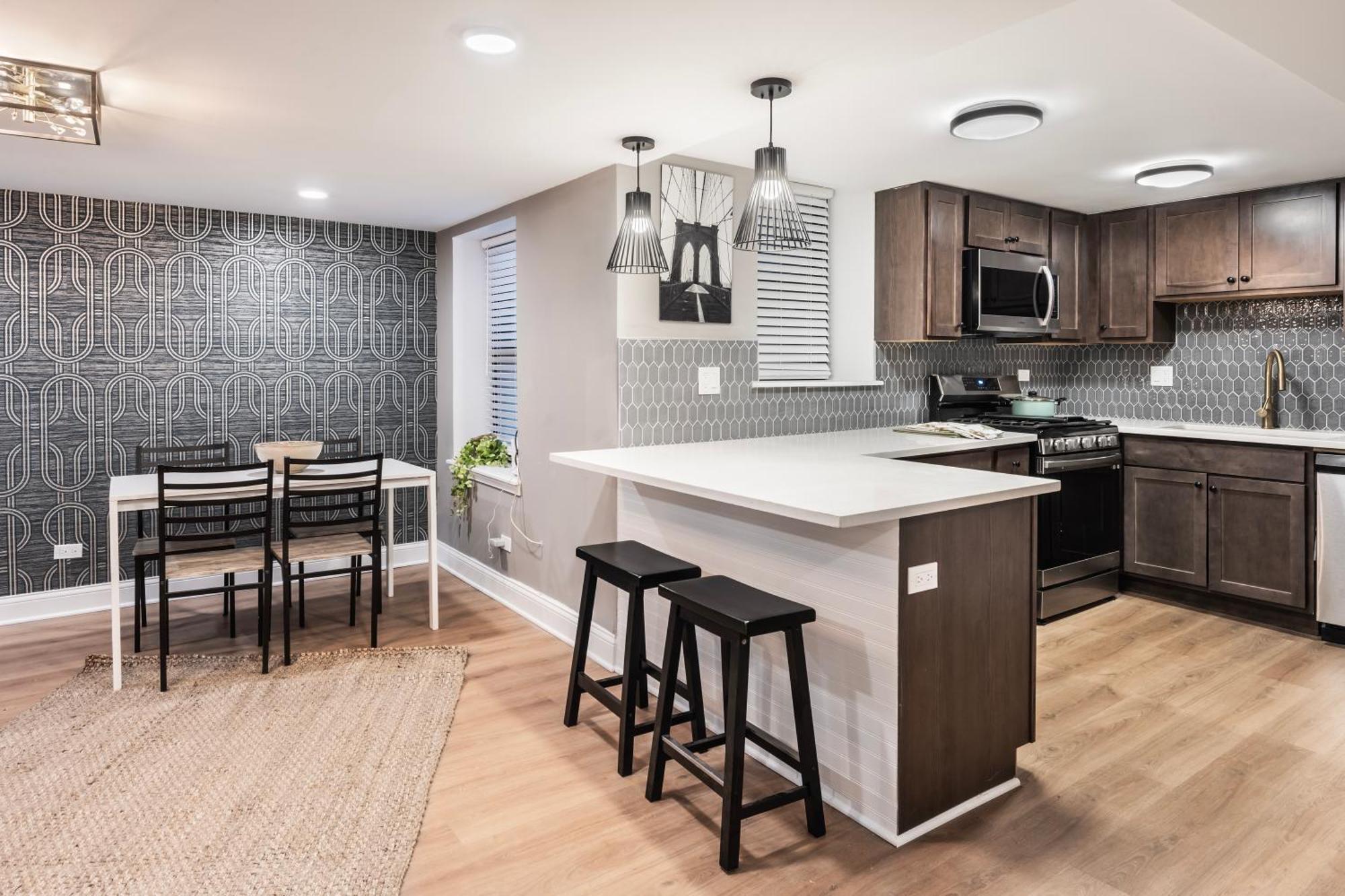 Drexel Apartments, Downtown Hyde Park * Chicago