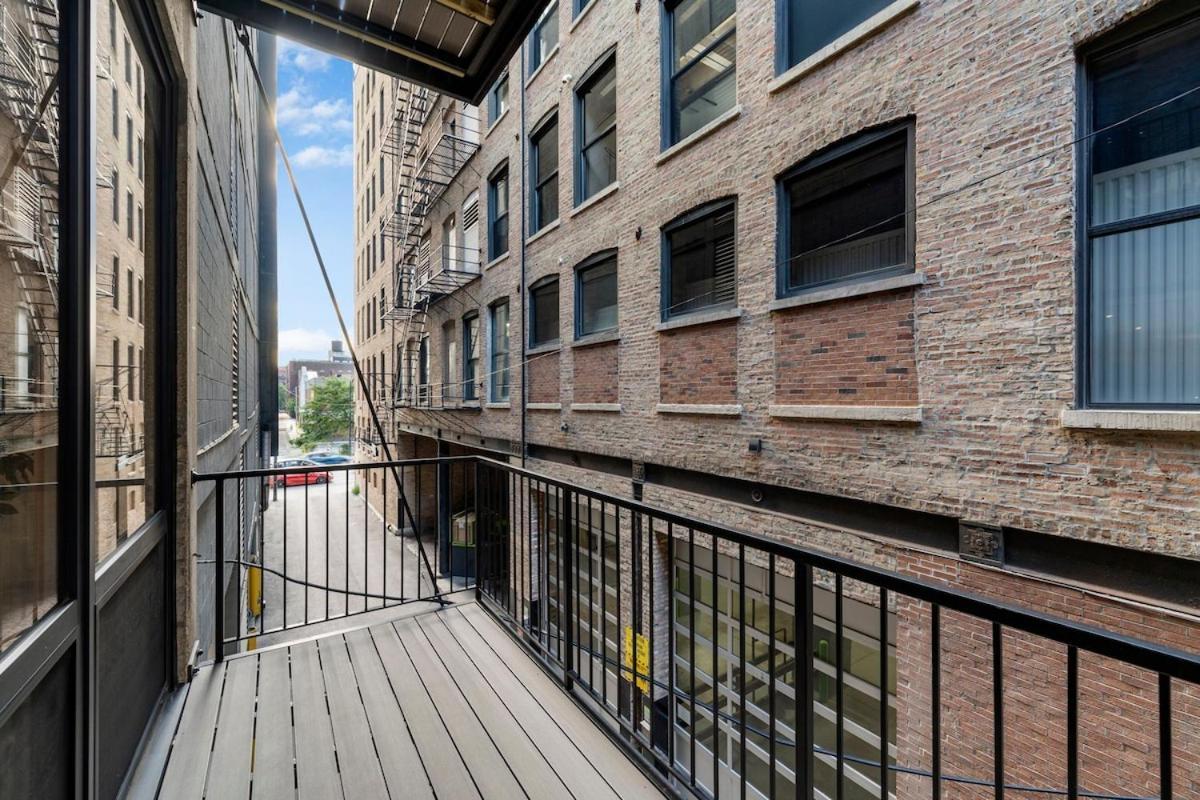 Chic 2br 2ba With Balcony - River North *