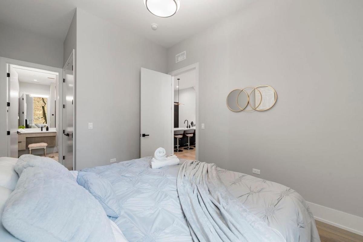 Apartment Chic 2br 2ba With Balcony - River North Chicago
