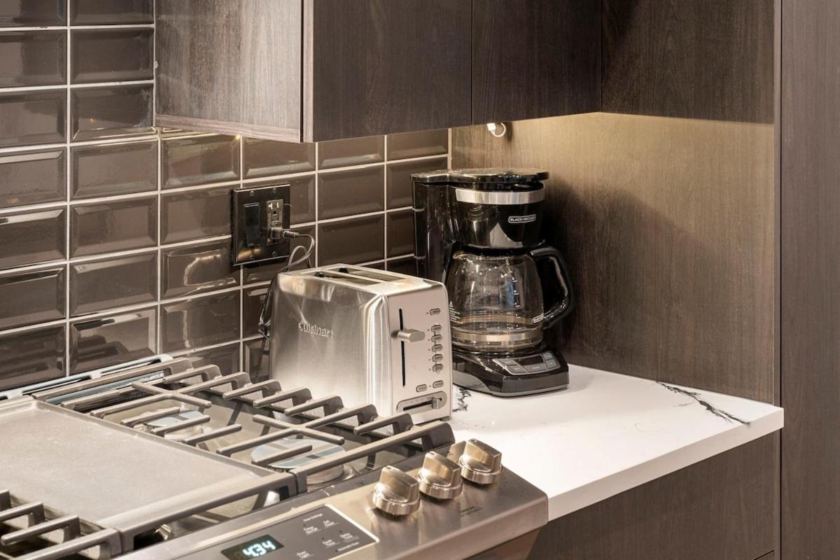 Chic 2br 2ba With Balcony - River North Apartment *
