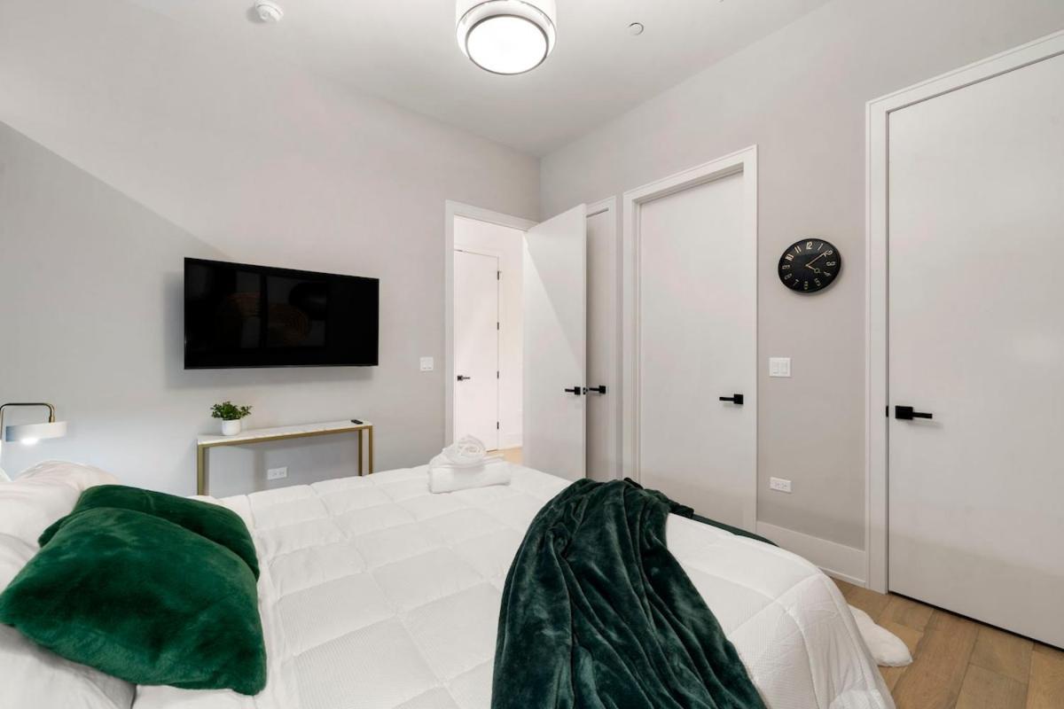 Apartment Chic 2br 2ba With Balcony - River North *