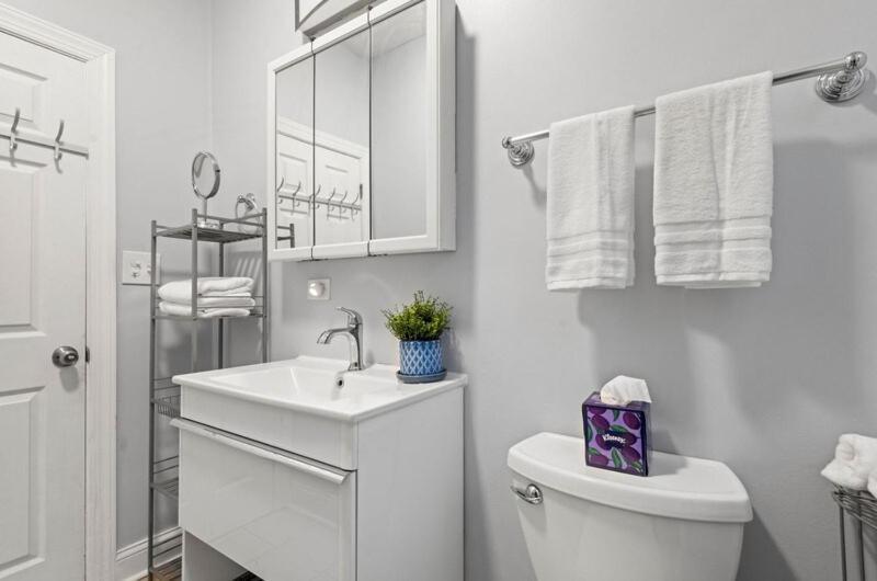 New Luxurious 5bd-2ba Home-free Wine-2car Parking * Chicago