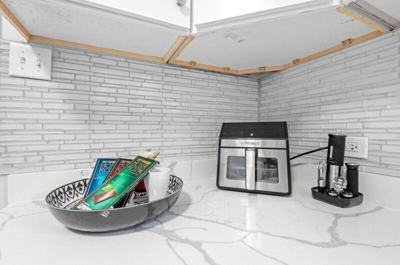 New Luxurious 5bd-2ba Home-free Wine-2car Parking Apartment