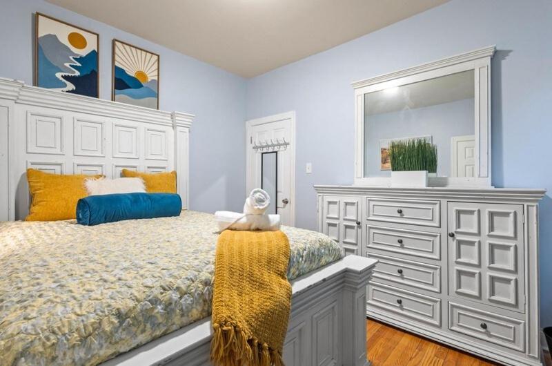 New Luxurious 5bd-2ba Home-free Wine-2car Parking Chicago