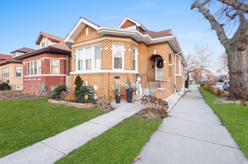 New Luxurious 5bd-2ba Home-free Wine-2car Parking * Chicago