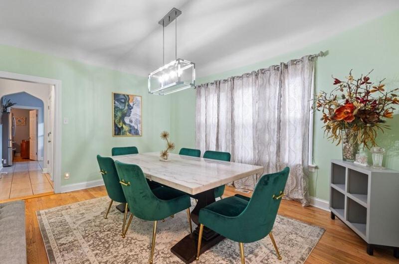 New Luxurious 5bd-2ba Home-free Wine-2car Parking Apartment Chicago