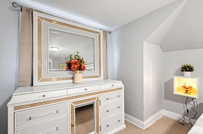 New Luxurious 5bd-2ba Home-free Wine-2car Parking Chicago