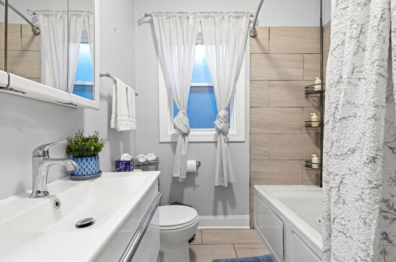 New Luxurious 5bd-2ba Home-free Wine-2car Parking Apartment