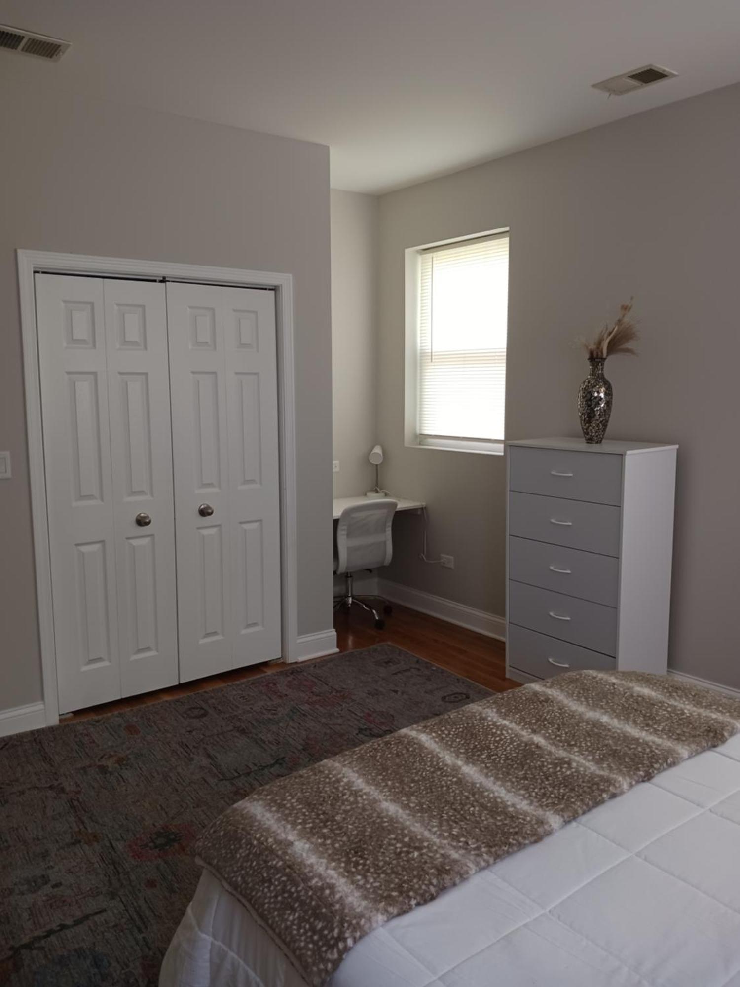 Kenwood Apartments, Downtown Hyde Park *