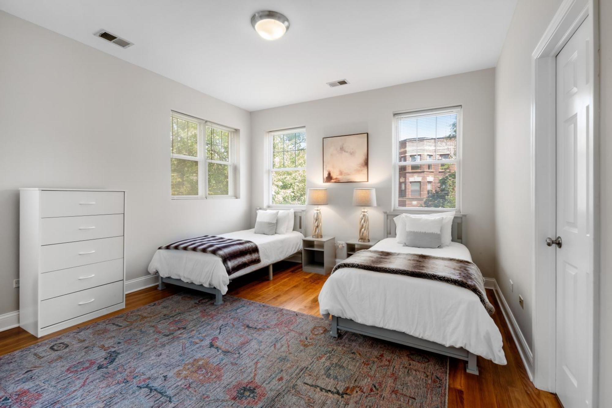 Kenwood Apartments, Downtown Hyde Park *