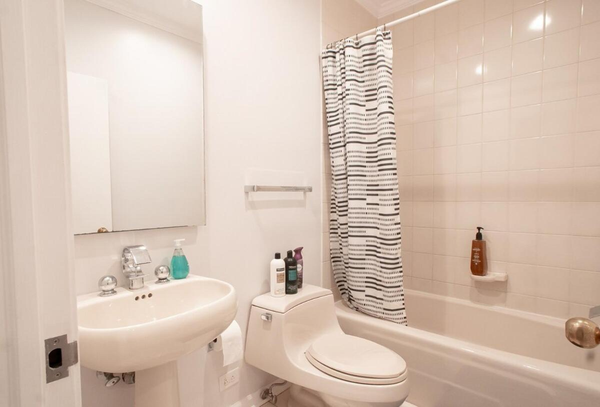 Gold Coast Pristine Rooftop Pooltable Parking Holiday home *