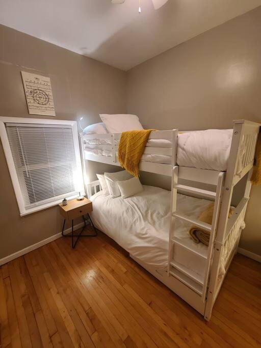 Apartment Hermosa House Eco-home - Peaceful Quiet 3br, Free Parking, Solar Powered, By Logan Square *