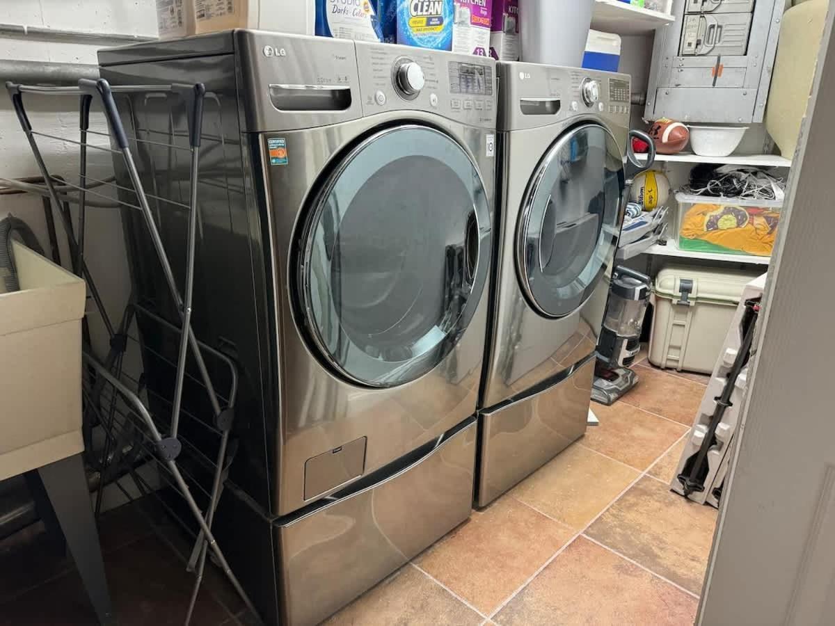3-story Townhome Free Parking Private Patio Washer-dryer *