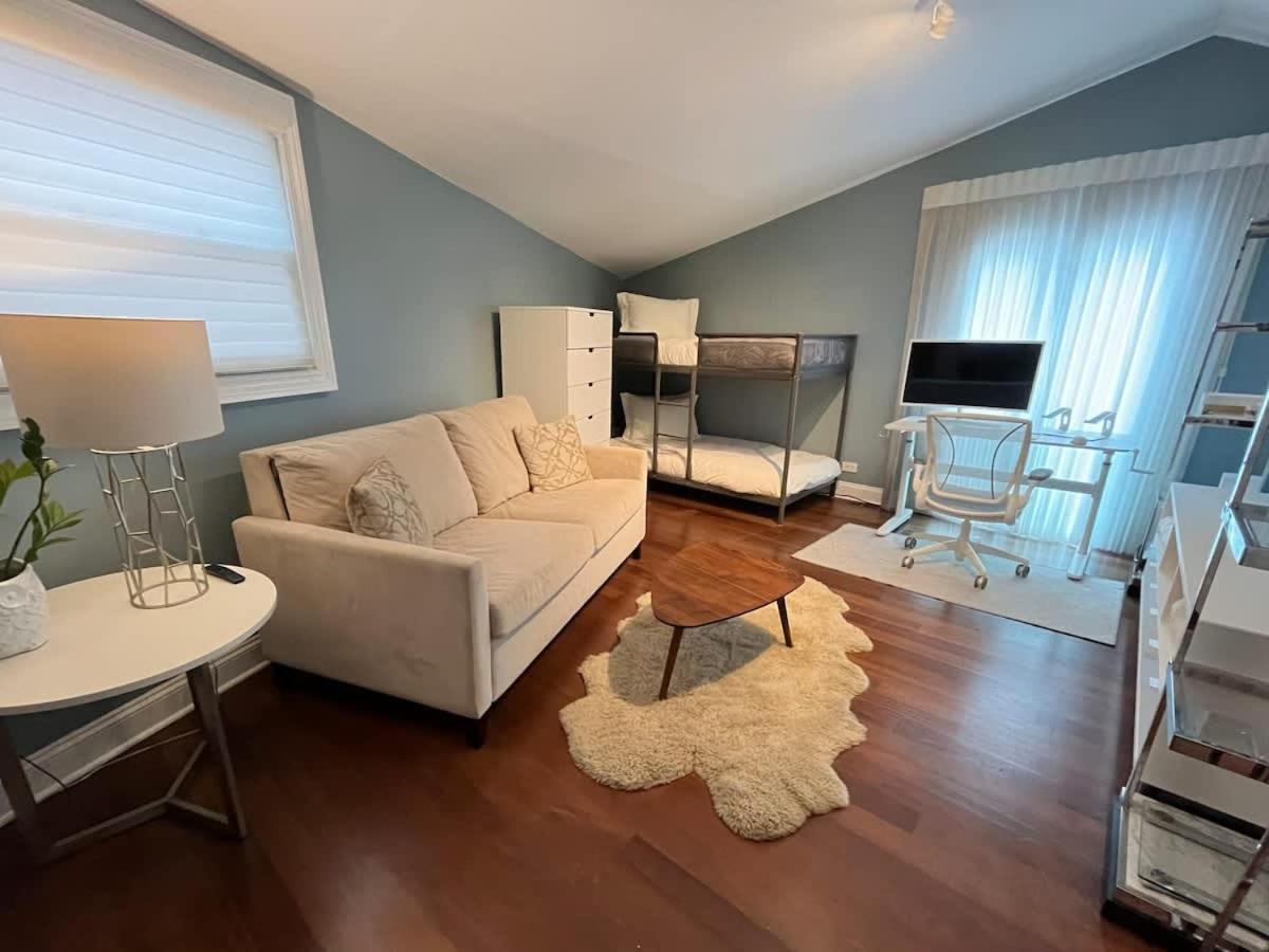 Casa de Férias 3-story Townhome Free Parking Private Patio Washer-dryer Chicago