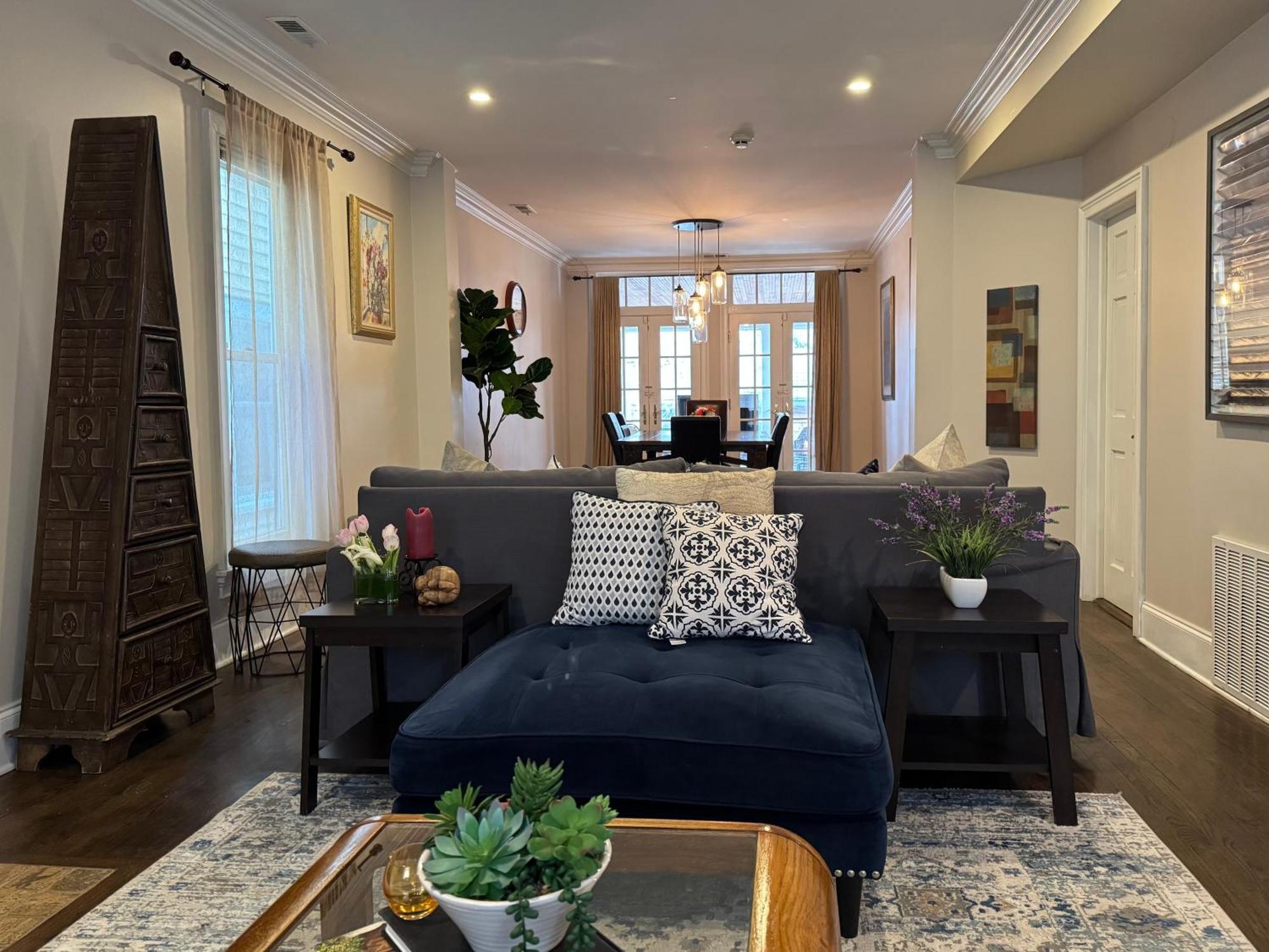 Holiday home 5 Bedroom Huge House In Location Parking Fireplace Back Yard *