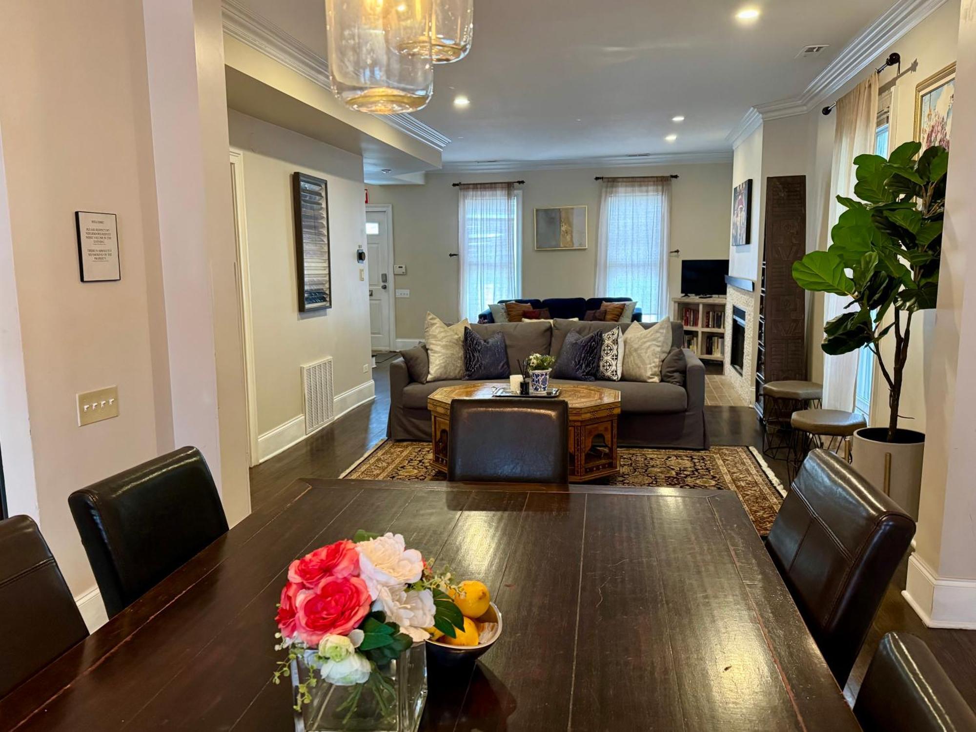5 Bedroom Huge House In Location Parking Fireplace Back Yard Chicago