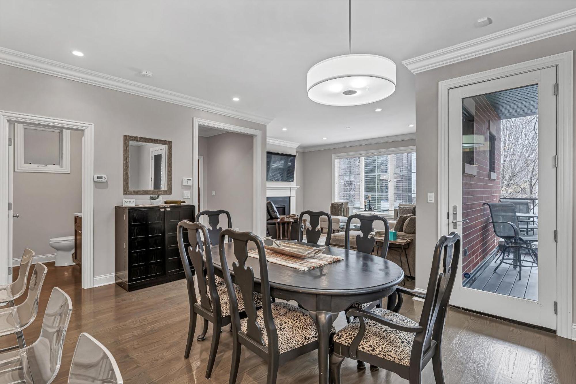 Elegant Condo-steps From Wrigley Field, 32 Nights