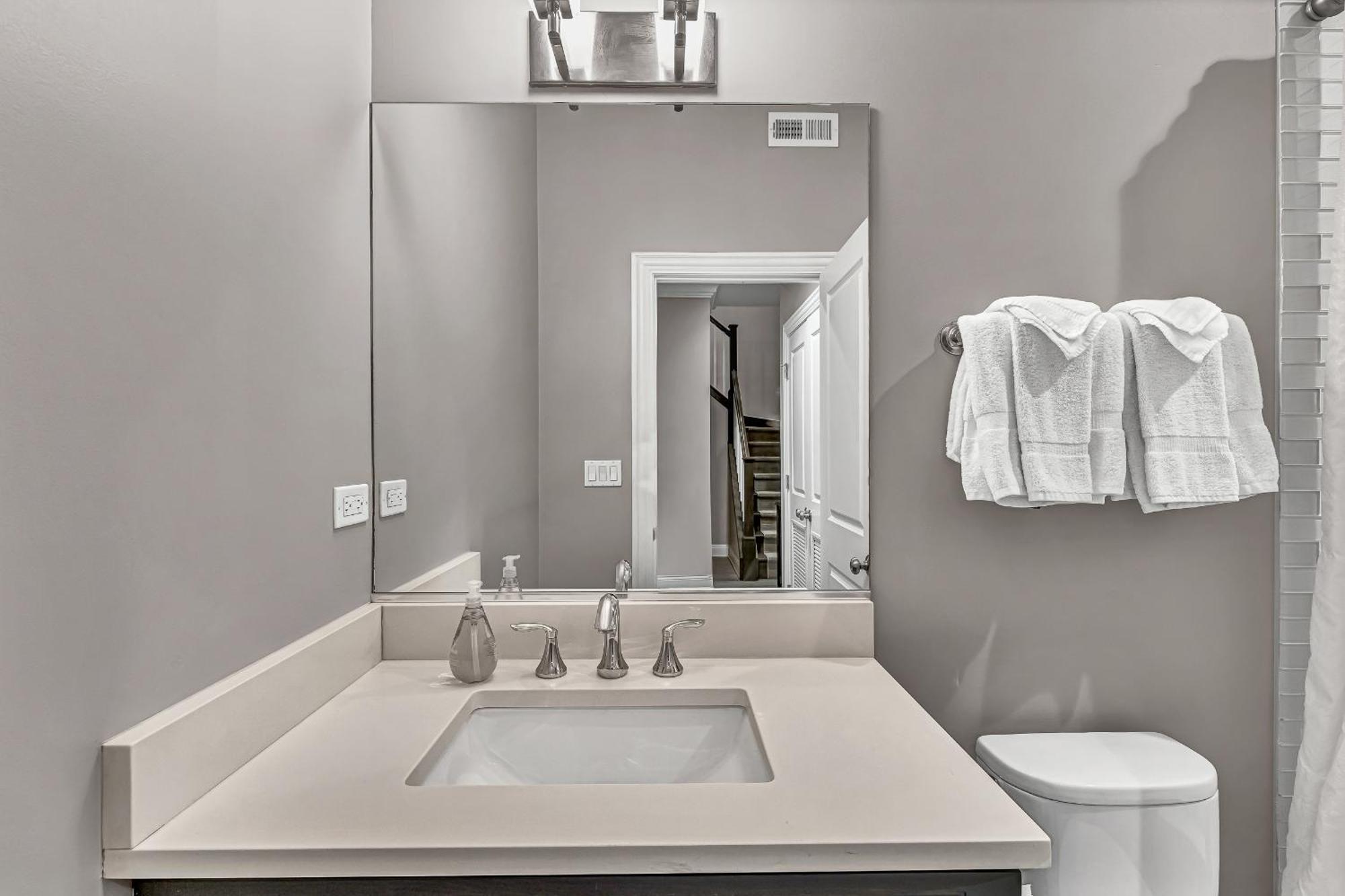 Elegant Condo-steps From Wrigley Field, 32 Nights Apartamento