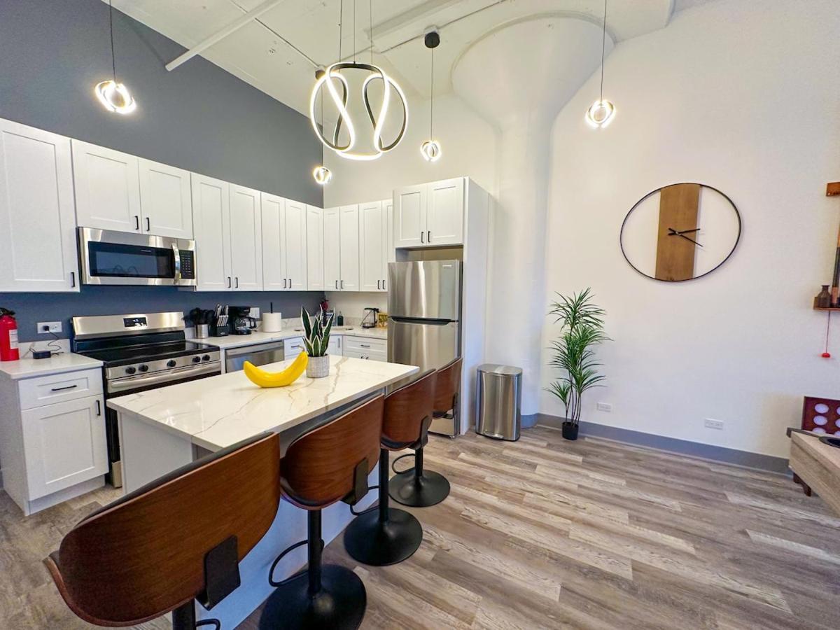 Apartment Luxury 6br With Pool Table Sleeps 12 Perfect For Group Near Mccormick Place, Grant Park And Soldier Field *