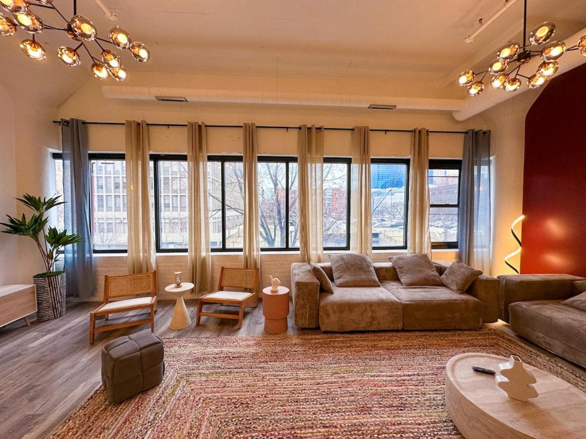 Apartment Luxury 6br With Pool Table Sleeps 12 Perfect For Group Near Mccormick Place, Grant Park And Soldier Field