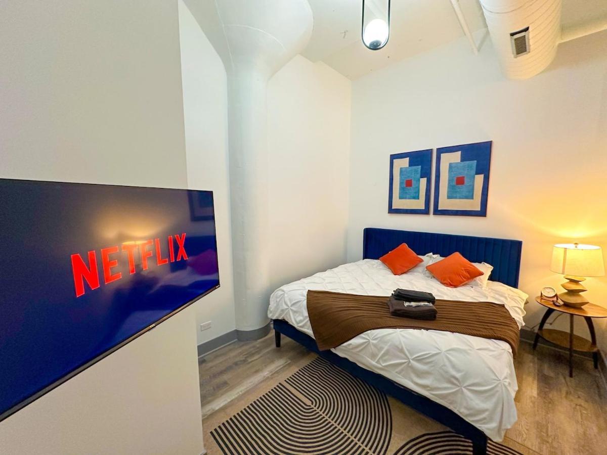 Luxury 6br With Pool Table Sleeps 12 Perfect For Group Near Mccormick Place, Grant Park And Soldier Field Apartment