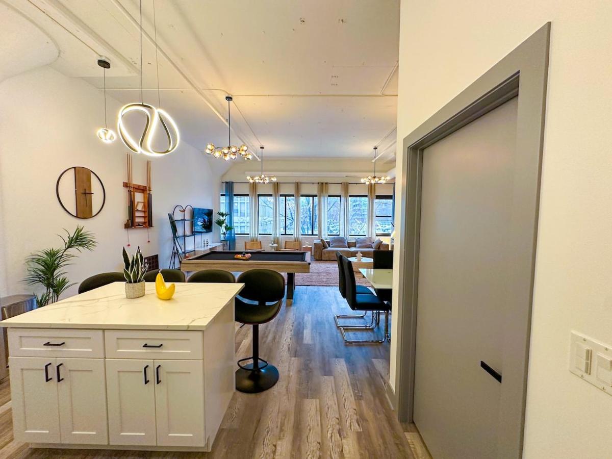 Apartment Luxury 6br With Pool Table Sleeps 12 Perfect For Group Near Mccormick Place, Grant Park And Soldier Field