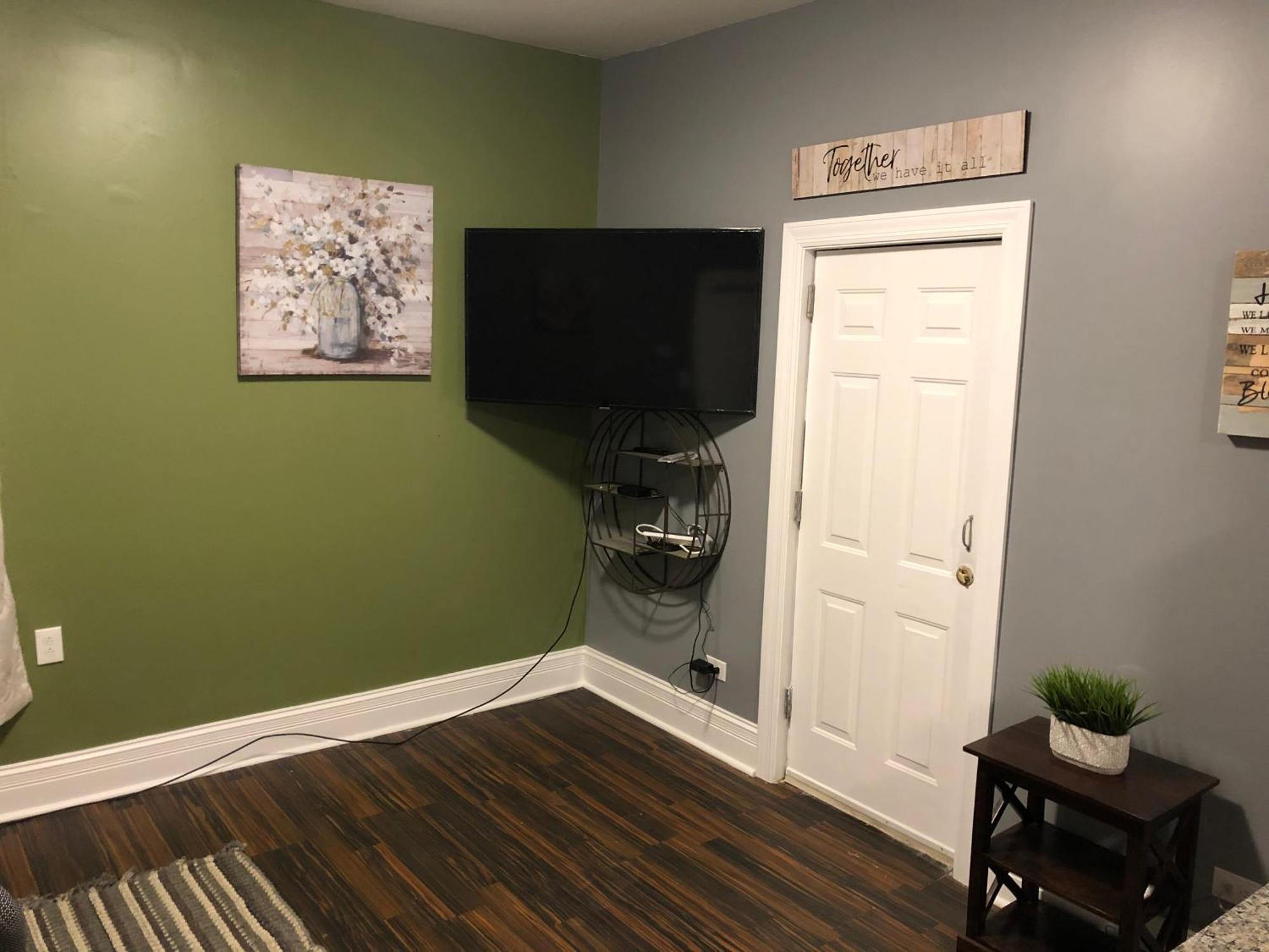 Urban Coach Penthouse - Near Train, Medical District, And Downtown Chicago
