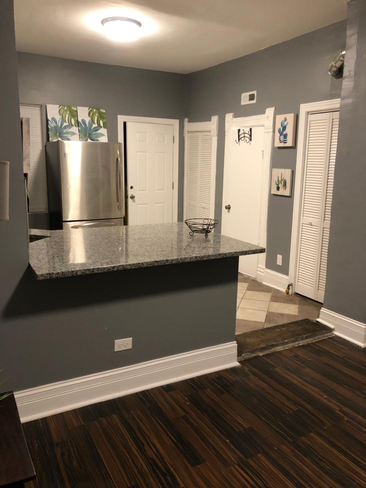 Apartment Urban Coach Penthouse - Near Train, Medical District, And Downtown *