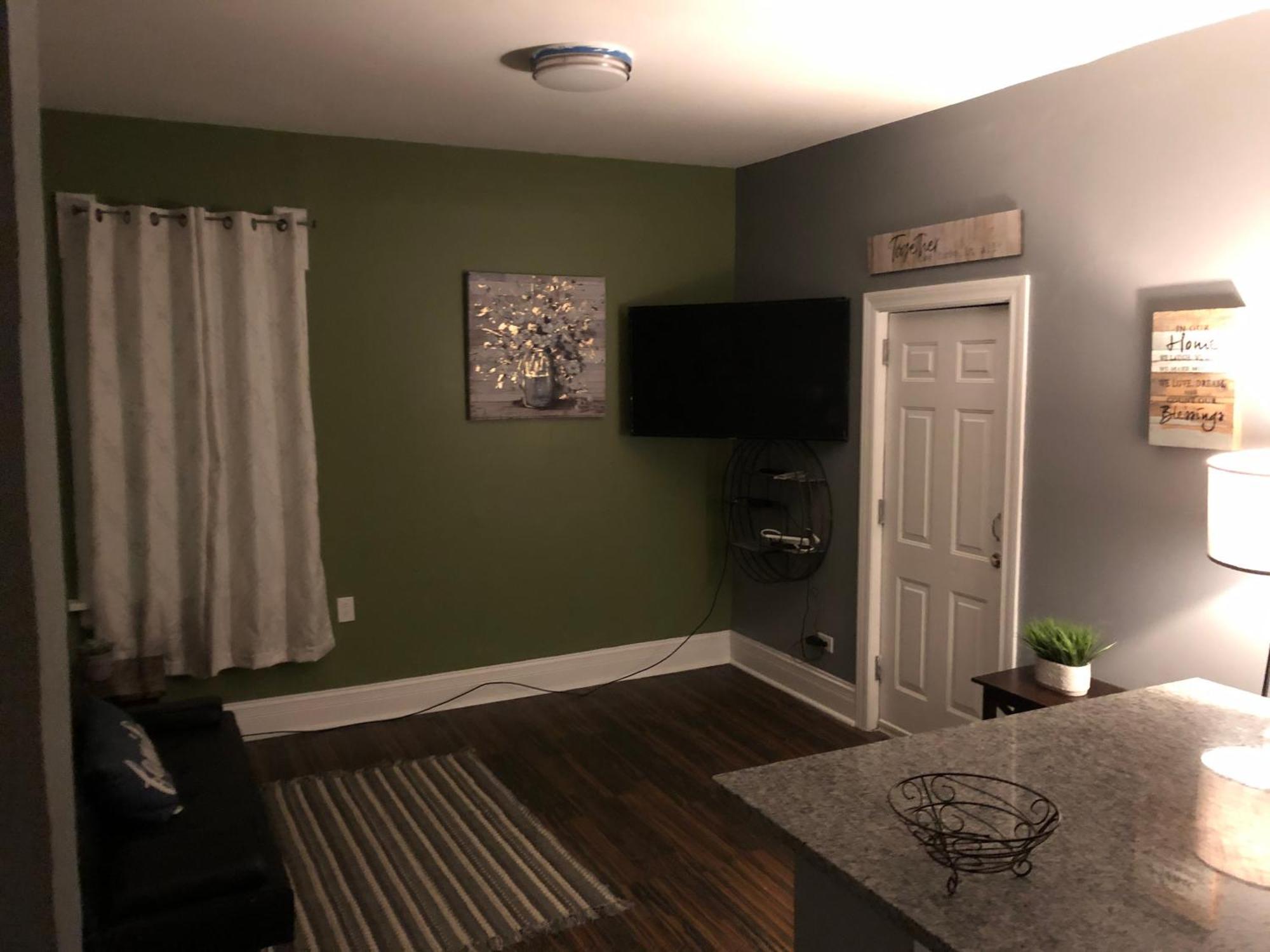 Urban Coach Penthouse - Near Train, Medical District, And Downtown Apartment *