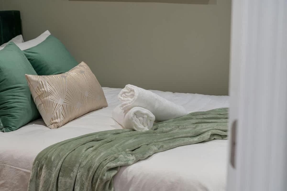 Chic And Cozy 3-bed Escape In Apartment *