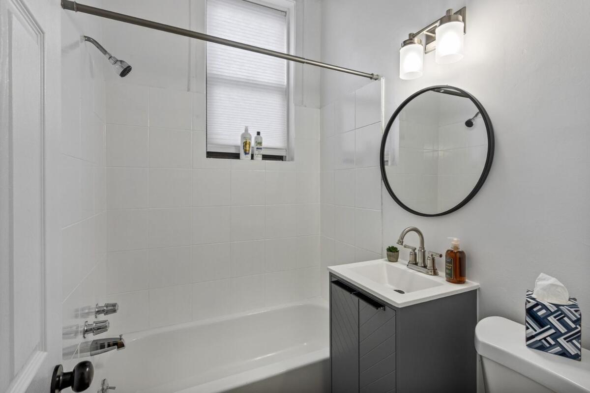 Chic 2br Getaway Queen Beds Fast Wifi *