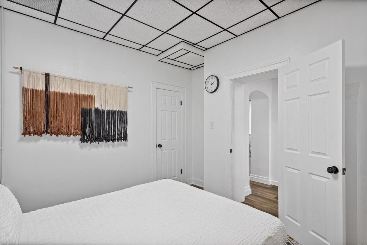 Chic 2br Getaway Queen Beds Fast Wifi Apartment