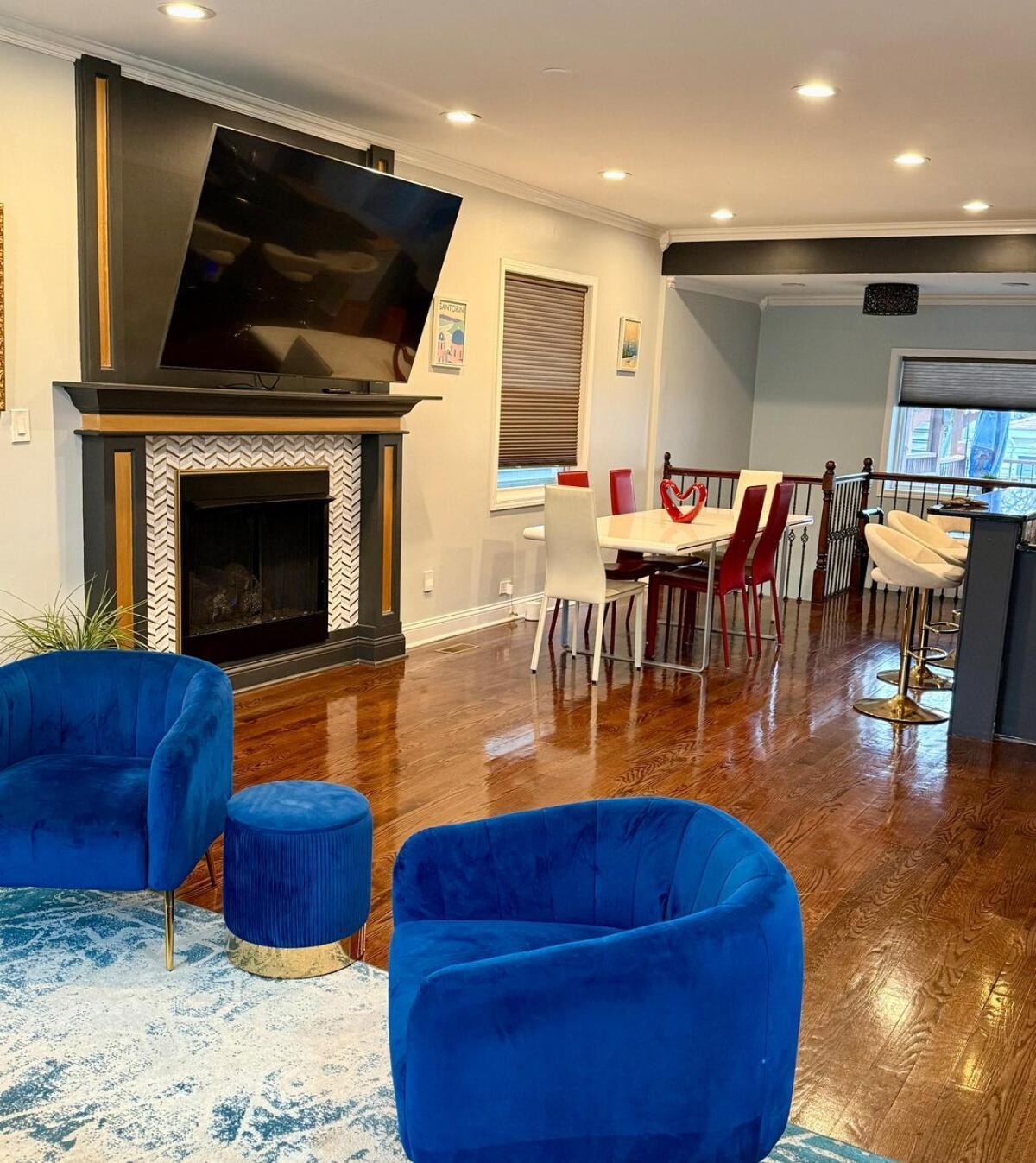 Apartment Stunning In Prime With Private Pool