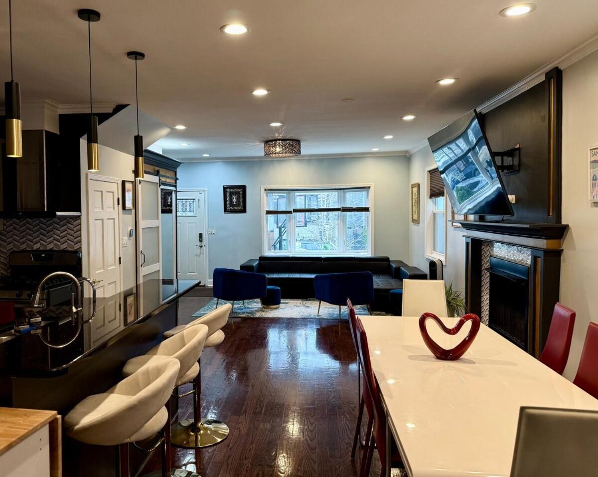 Apartment Stunning In Prime With Private Pool *