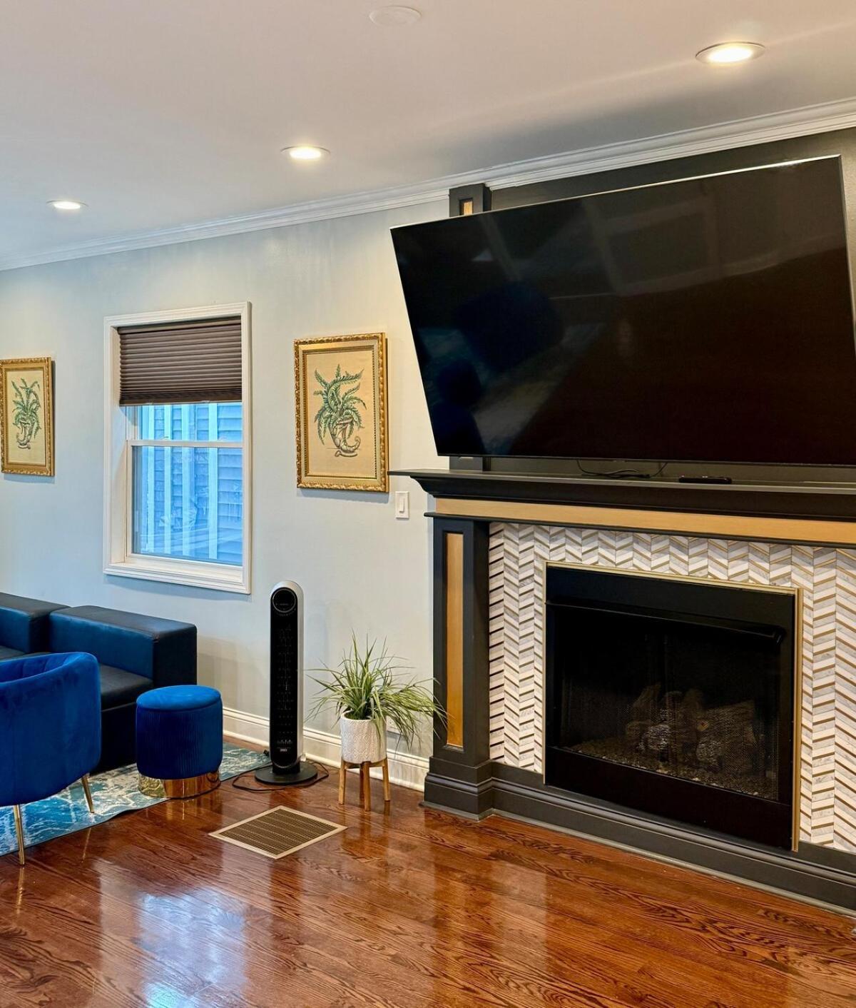 Apartment Stunning In Prime With Private Pool *