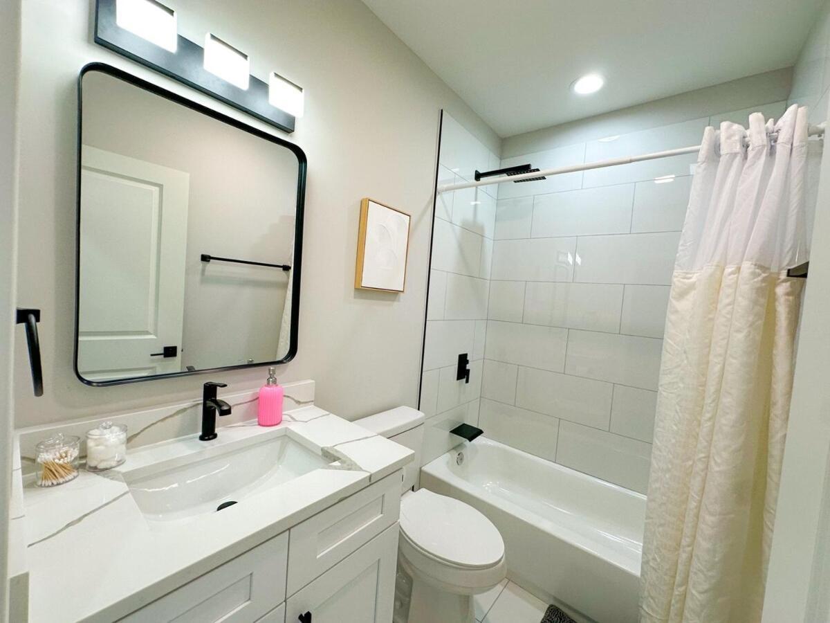Pilsen Art Center Family Friendly 3Br Retreat With Free Parking Near Medical District, Douglas Park And University Illinois Chicago Apartment