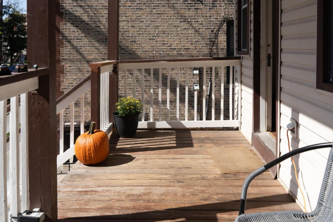 Logan Square Penthouse With Parking And Patio *