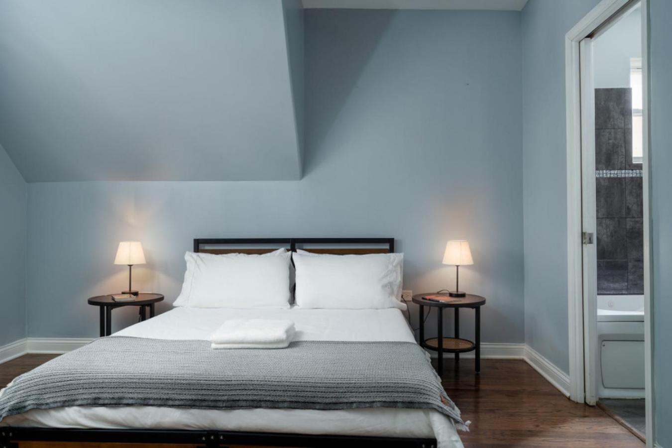 Logan Square Penthouse With Parking And Patio Apartment *
