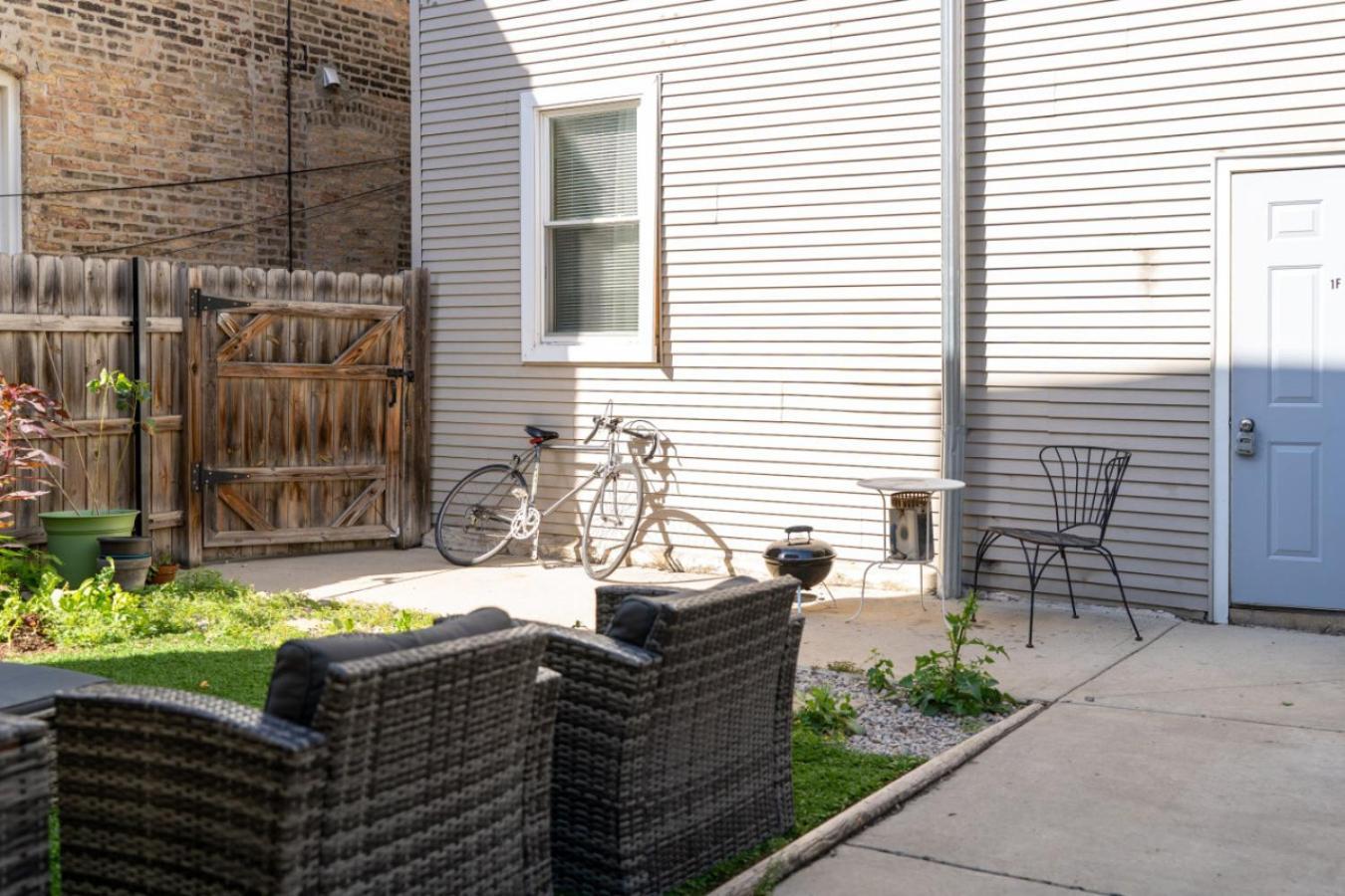 Bucktown 2br With Office And Courtyard * Chicago
