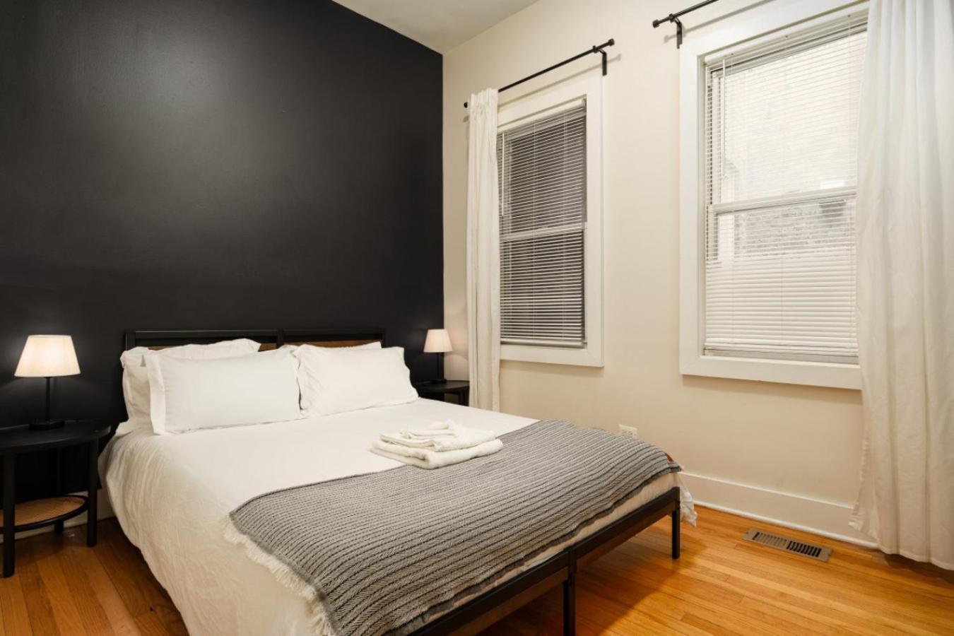 Bucktown 2br With Office And Courtyard Apartment *